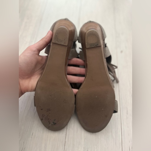 Steve Madden fringe sandals. 8.5. Taupe. Used. - Picture 3 of 5
